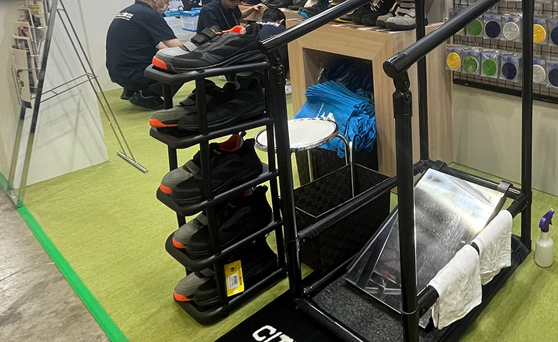 GG360ソールの耐滑性能を体感できるデモ機を設置している様子