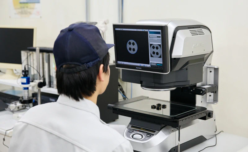 検査機器で確認している様子