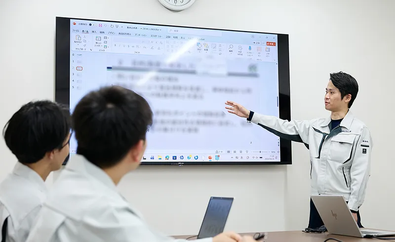 会議室でミーティングしている様子