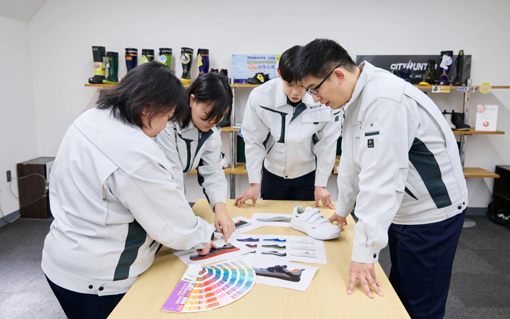 作業靴を検品している様子