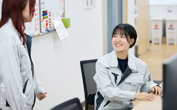髙垣さんが仲間と話し合っている様子