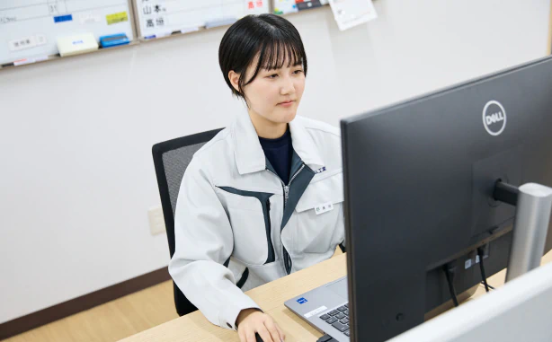 髙垣さんパソコン作業をしている様子